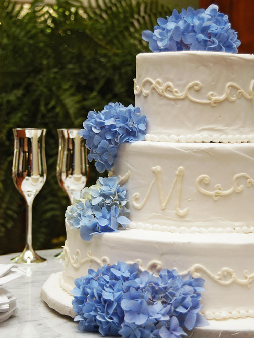 stacked wedding cake Blue hydrangea on wedding cake