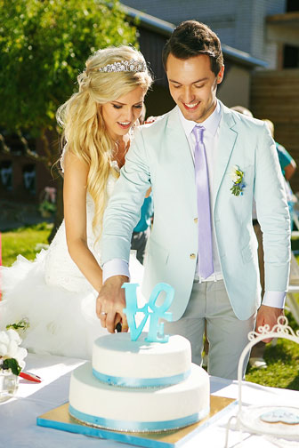 bride and groom cutting their wedding cake